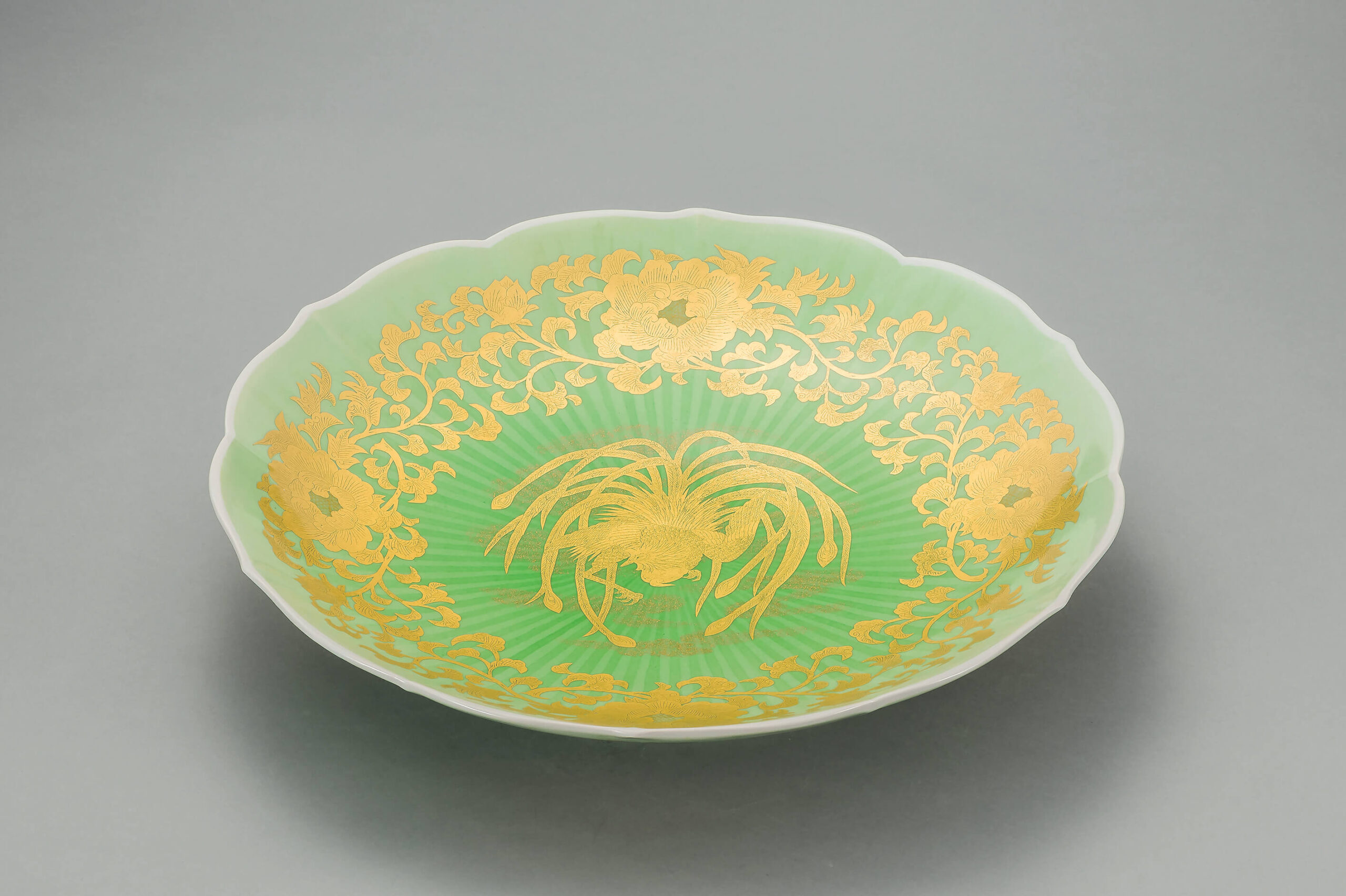 「釉裏金彩牡丹唐草瑞鳥文　飾皿」 2019　55.0×55.0×10.0